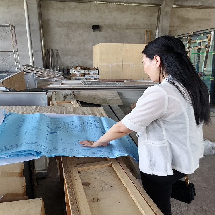 工程師現(xiàn)場(chǎng)勘察